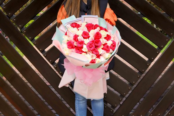 Ramo de rosas de colores pasteles